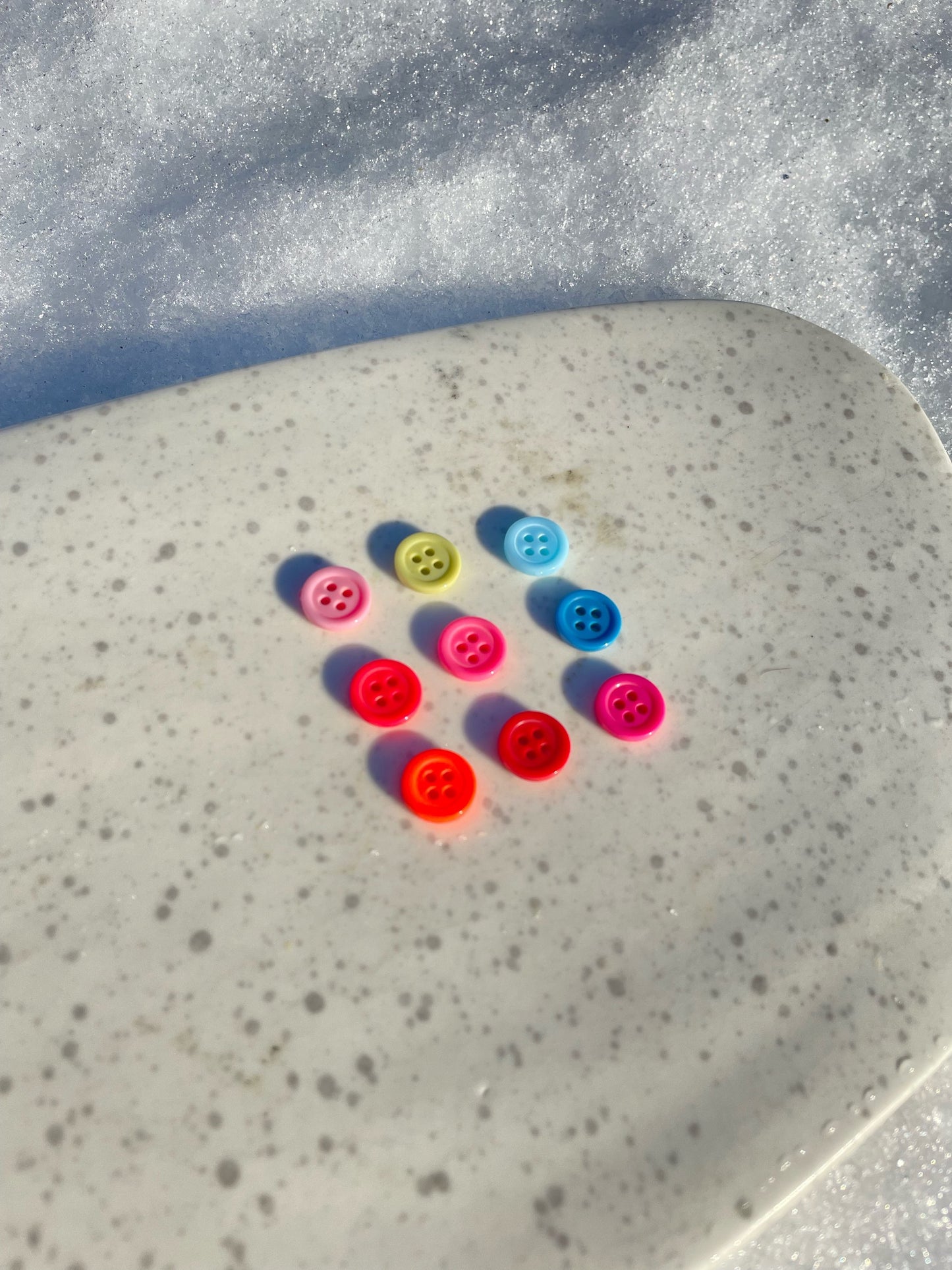 Små fargede plastknapper